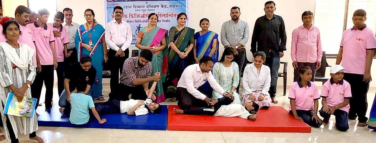 फिजिओथेरीपी दिनी उडान दिव्यांग प्रशिक्षण केंद्रात दिव्यांगांसह पालकांची झाली तपासणी
