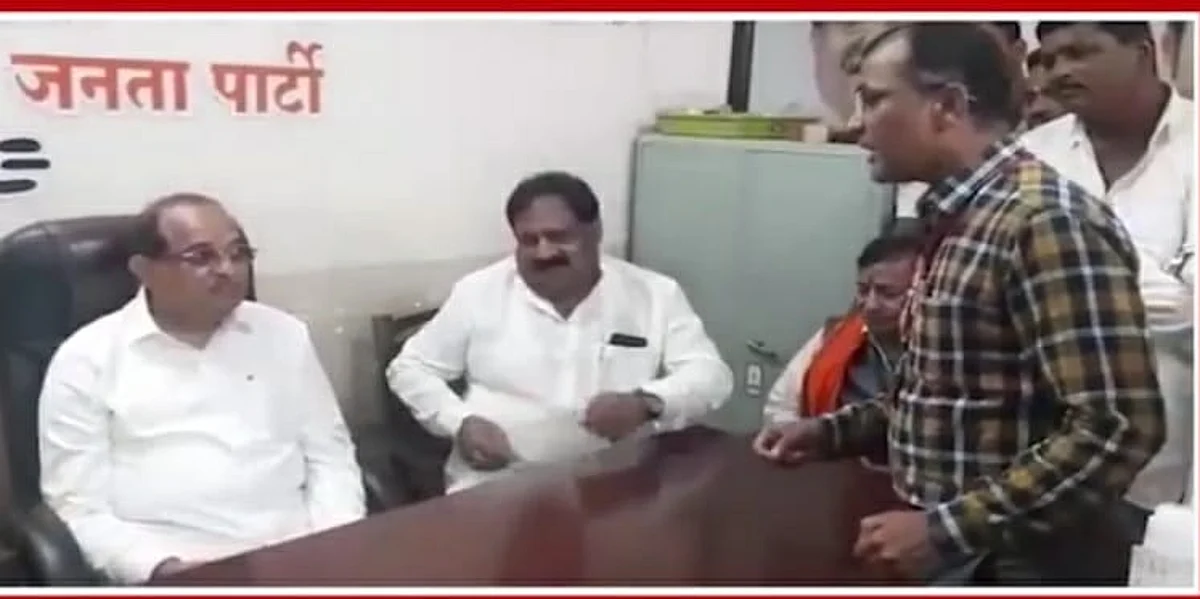 तहसीलदारांची महसूलमंत्री ना. विखे यांनी काढली खरडपट्टी