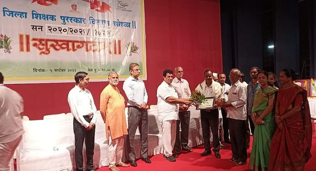 संदीप पाटील डांभुर्णी,ता.यावल यांना जिल्हा आदर्श शिक्षक पुरस्कार