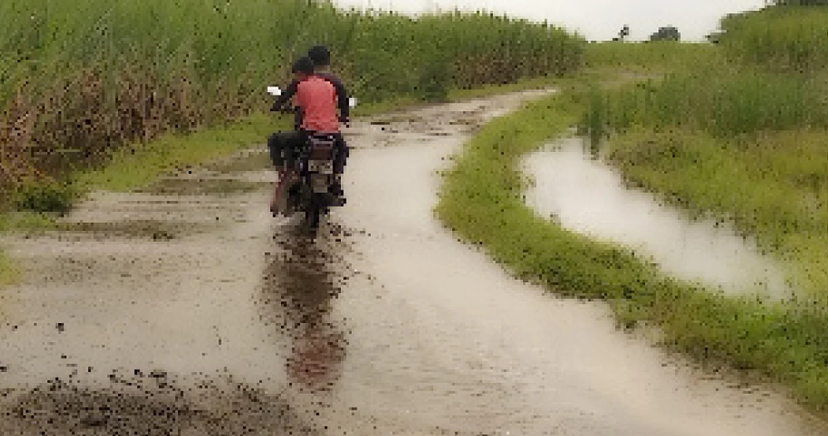 सर आली धावून, रस्ता गेला वाहून!