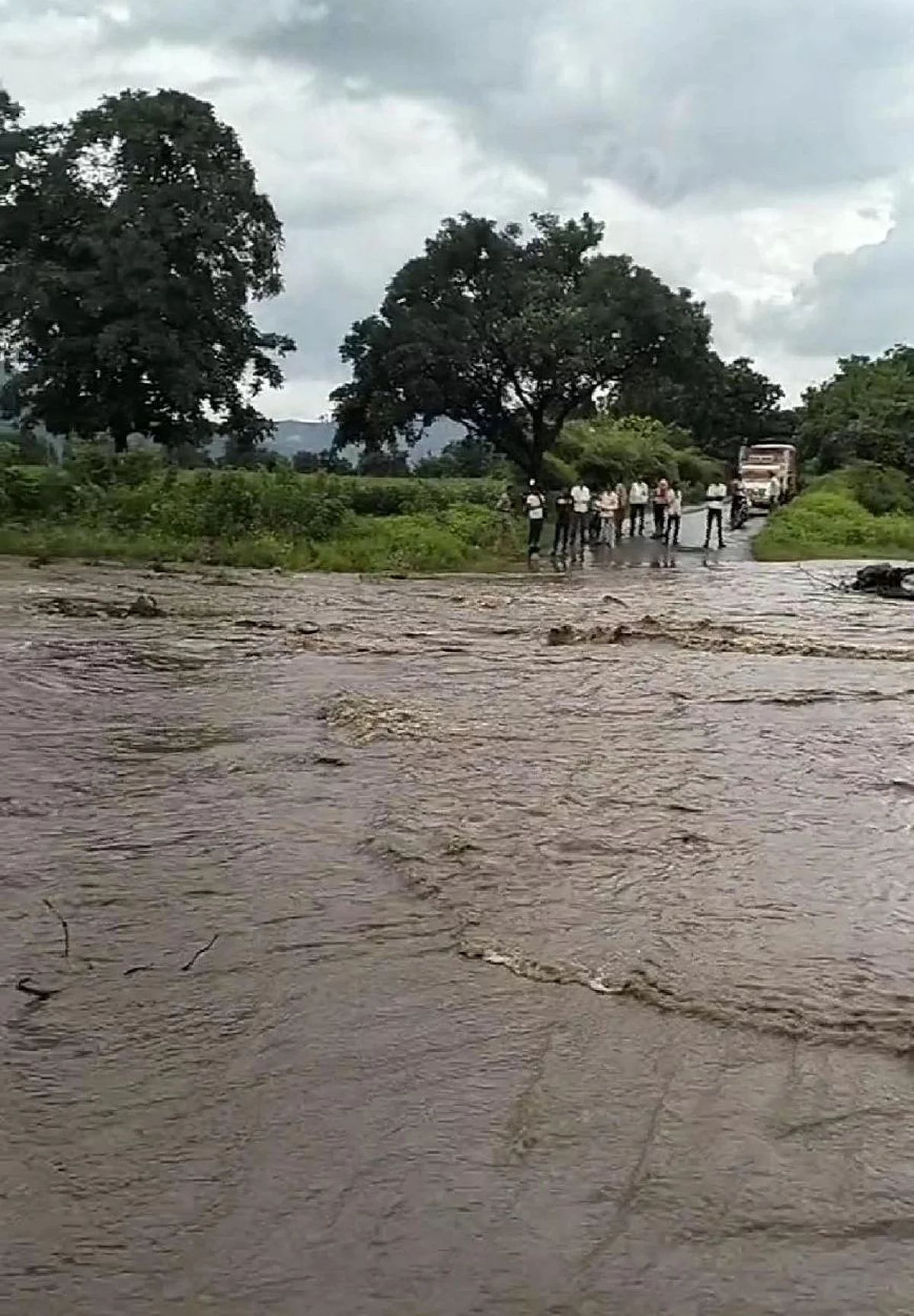 घोसला नाल्याला पूर आल्याने सोयगाव-,चाळीसगाव मार्गावर ठप्प झालेली वाहतूक