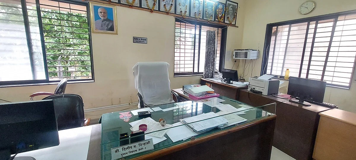 कोपरगावच्या दुय्यम निबंधक कार्यालयात कर्मचार्यांसह अधिकार्यांची मनमानी