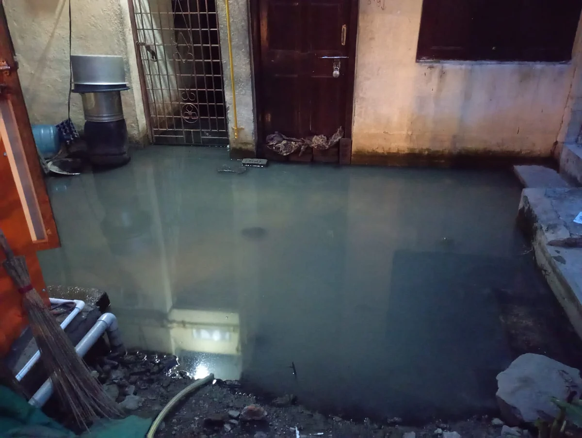 शिर्डी : डॉ. हेडगेवार नगरमध्ये गटारीचे पाणी थेट घरात; दुर्गंधीने नागरिक वैतागले