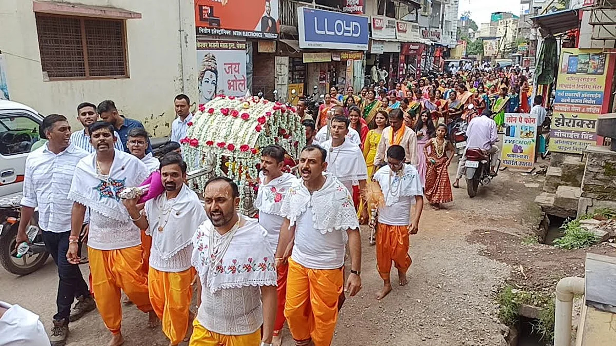 येवल्यात राधाकृष्ण देवतेची मिरवणूक