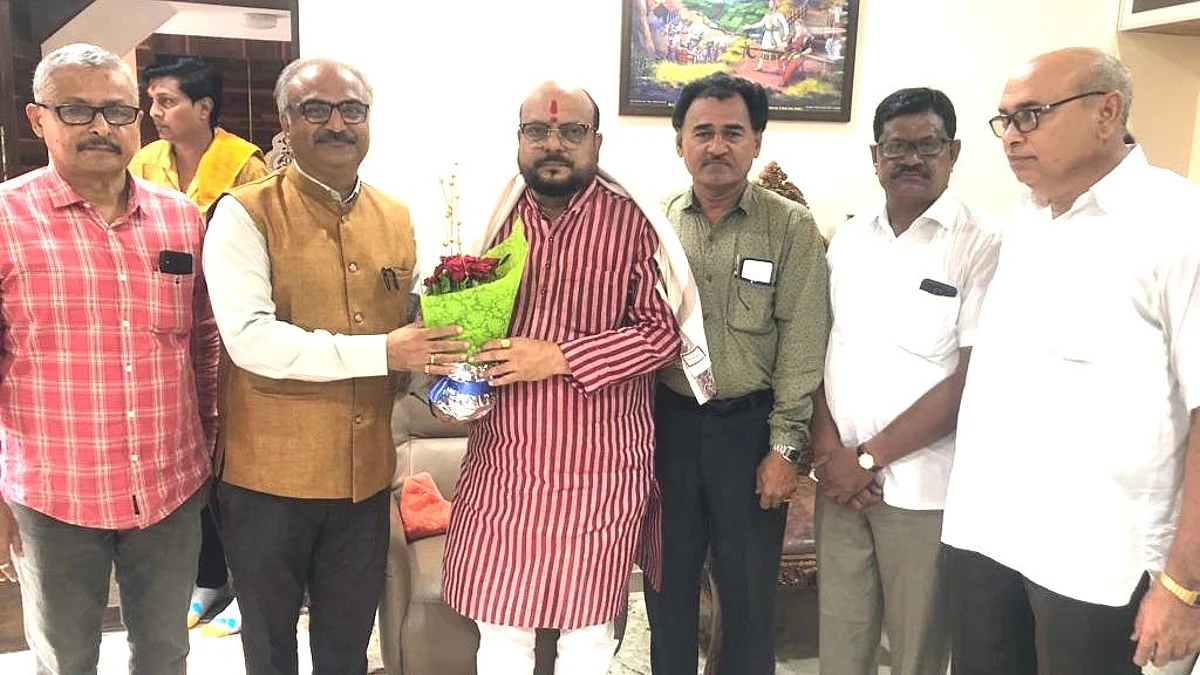 आपले विद्यापीठ महाराष्ट्रात आदर्श विद्यापीठ म्हणून नावारूपास येण्यासाठी सर्वतोपरी सहकार्य - ना.गुलाबराव पाटील