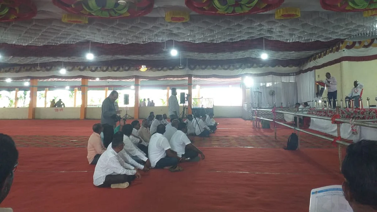 २१ बोके, एकदम ओके! शिक्षक बँकेच्या सभेत विरोधकांकडून घोषणाबाजी
