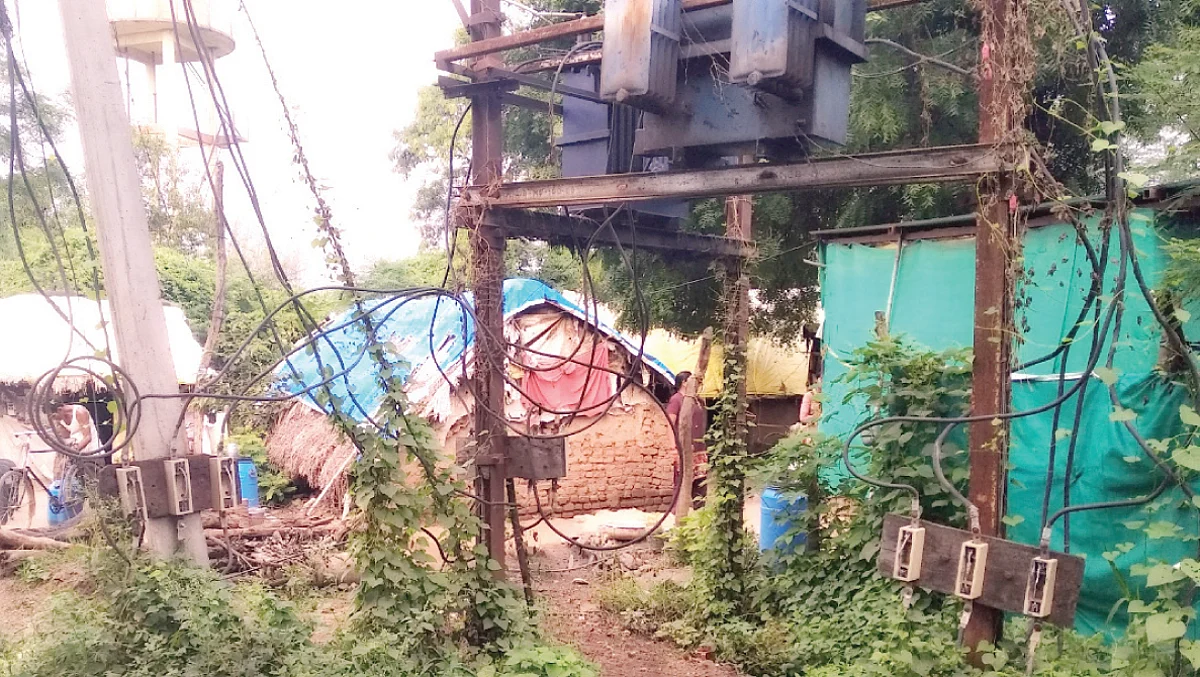 आंबीतील ट्रान्सफॉर्मर देतोय अपघाताला निमंत्रण