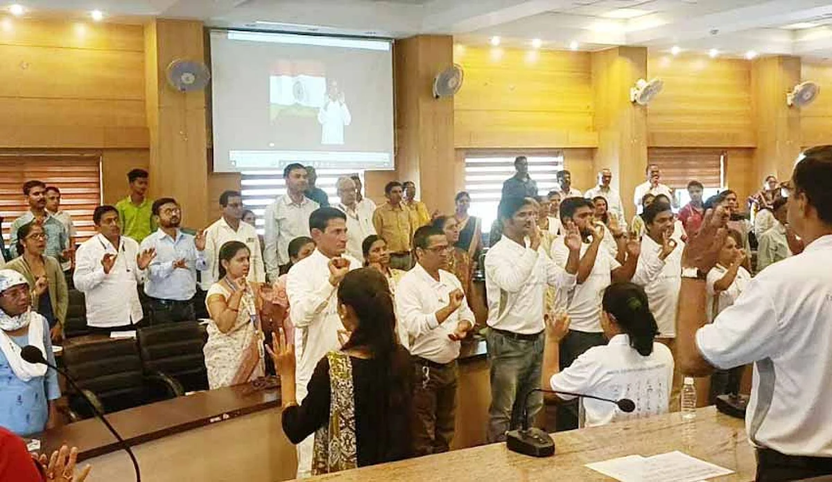 जागतिक सांकेतिक भाषा दिन : महत्वाच्या सांकेतिक निर्देशांचे प्रात्यक्षिके सादर