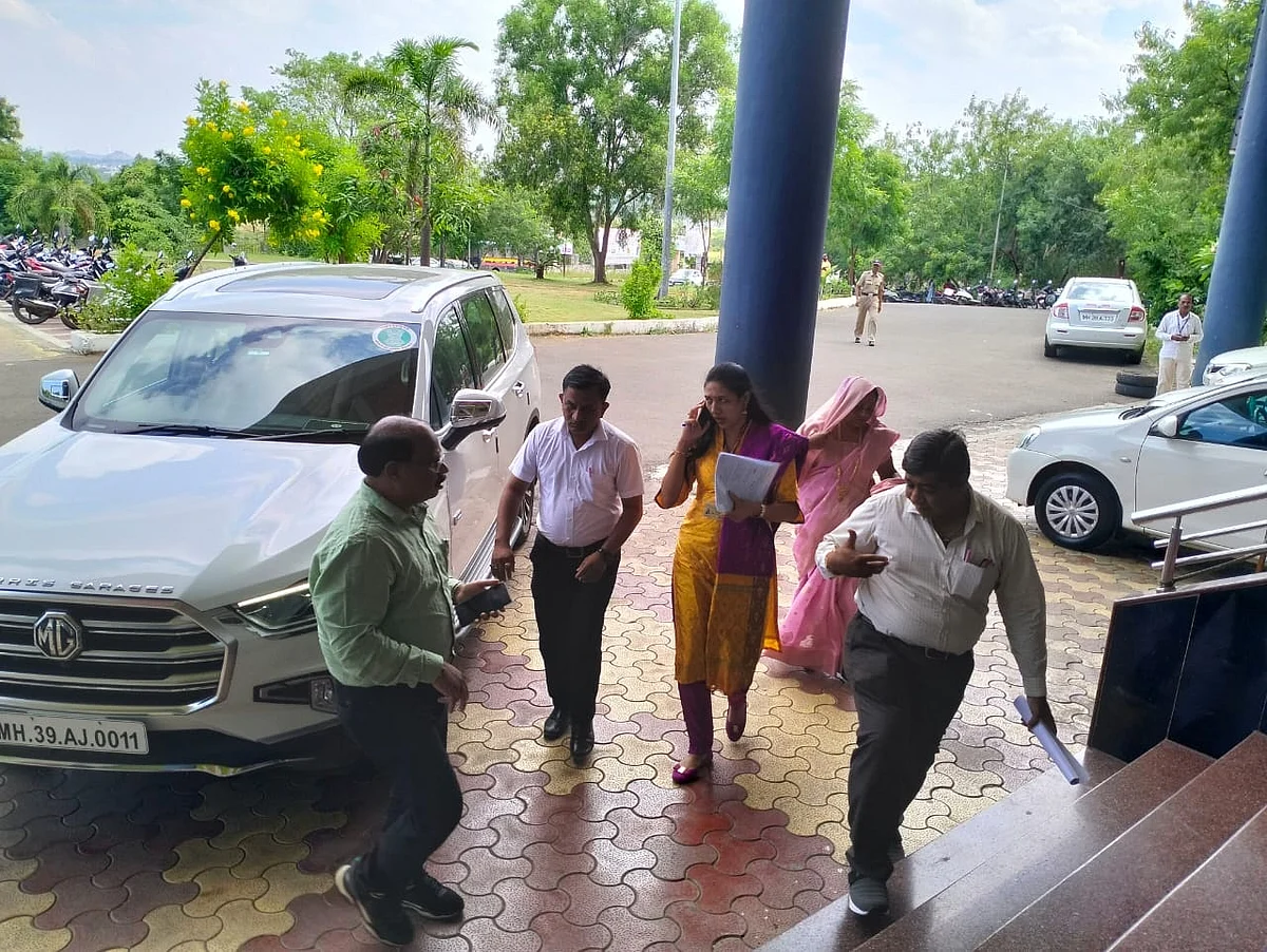 सुप्रिया गावित आणि सुहास नाईक एकाच वाहनात आले उमेदवारी अर्ज दाखल करण्यासाठी
