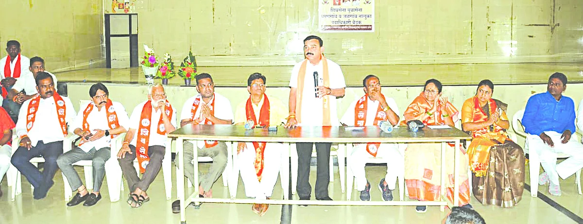 गद्दारांचे भ्रष्ट विचार धगधगत्या मशालीमध्ये जाळून टाका