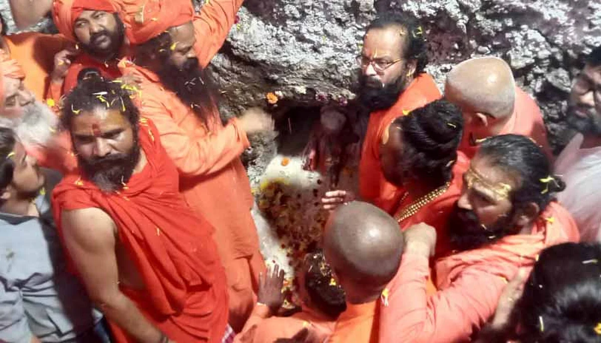शोकाकुल वातावरणात स्वामी सागरानंद महाराजांना समाधी