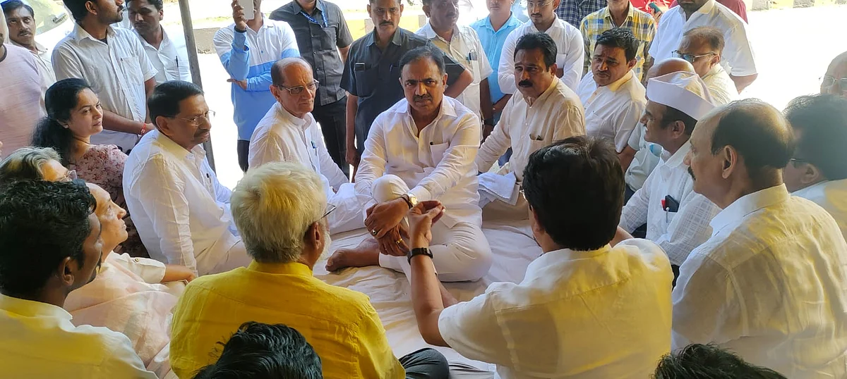 सकल मराठा समाज साखळी उपोषण आंदोलनास जयंतराव पाटील यांची भेट