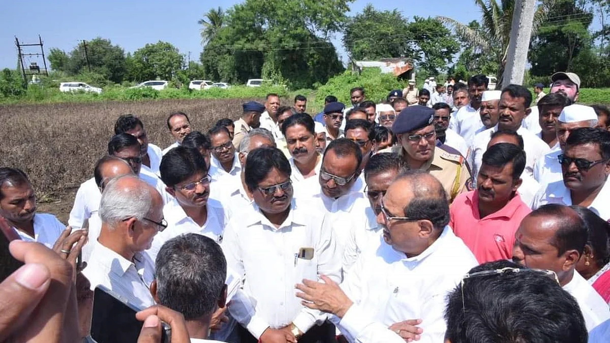 ना. विखे पाटील यांनी साधला शेतकर्यांशी संवाद साधला