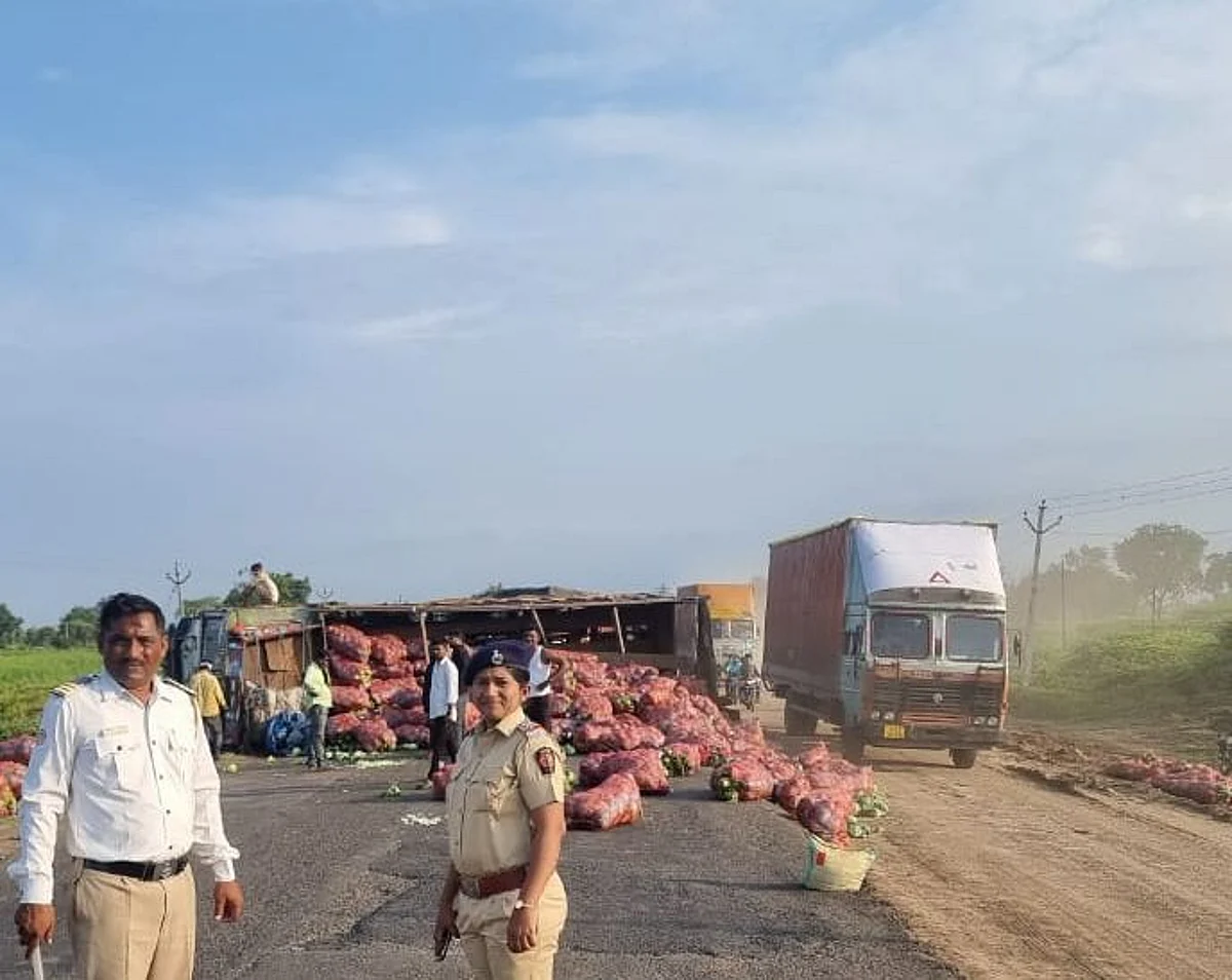 चाळीसगाव-धुळे महामार्गावर ट्रक उलटला