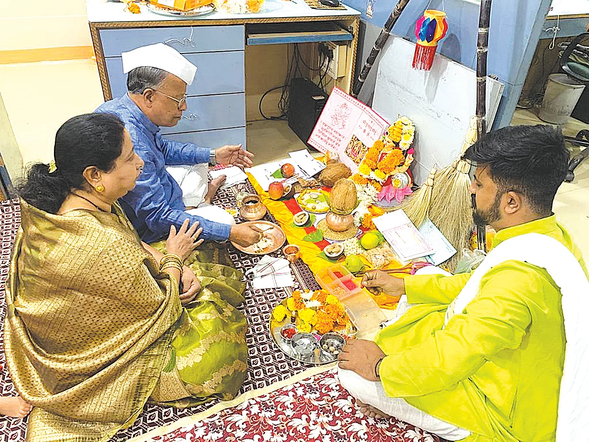 लक्ष्मी पूजनाचा मुहूर्त साधला, फटाक्यांचीही झाली आतिषबाजी