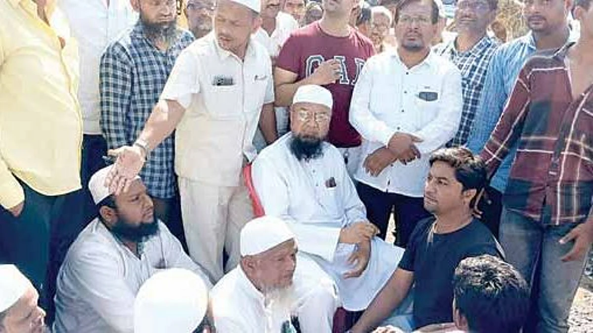 रस्ता दुरुस्तीसाठी ठिय्या आंदोलन