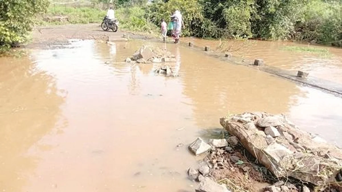 अतिवृष्टीने पिके सडली; रस्त्यांची वाताहत
