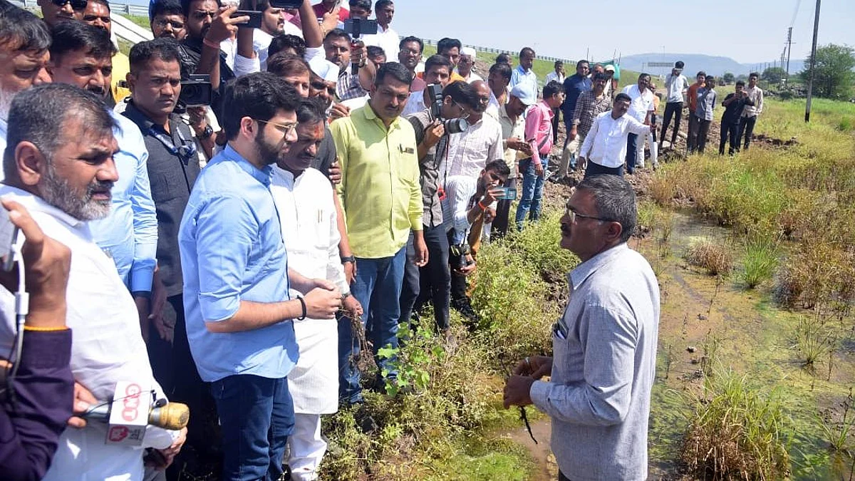 आदित्य ठाकरे शेतकऱ्यांच्या बांधावर; राज्य सरकारवर साधला निशाणा