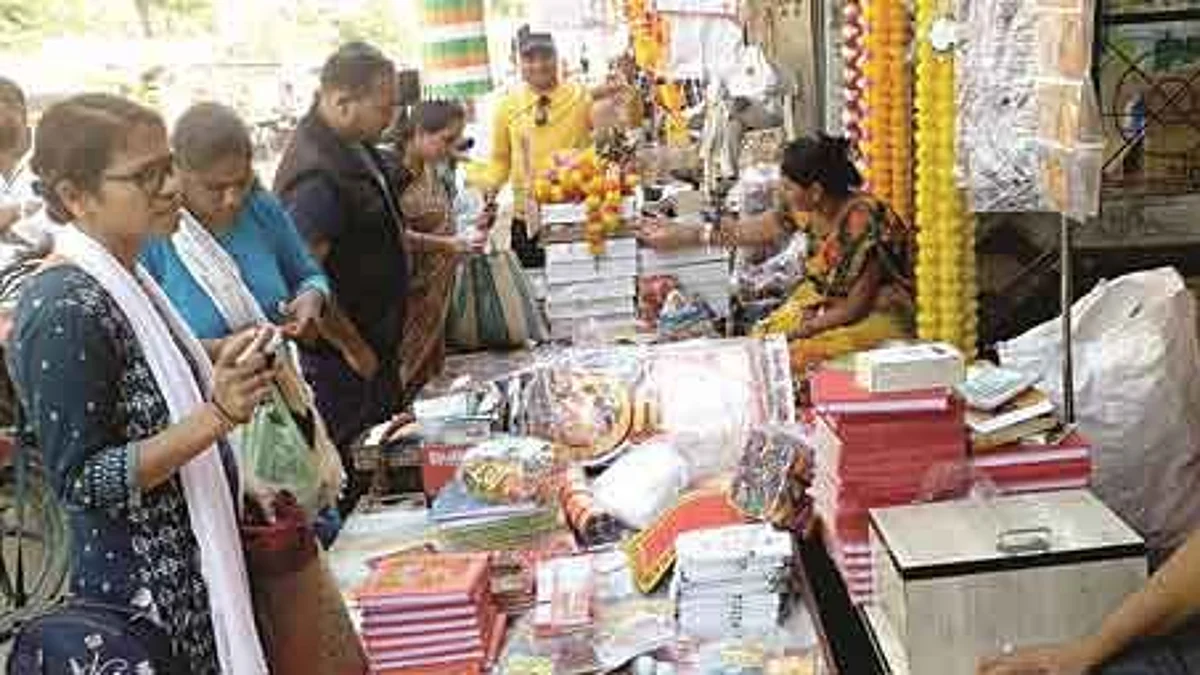 लक्ष्मीपूजन साहित्यांनी बाजारपेठा सज्ज