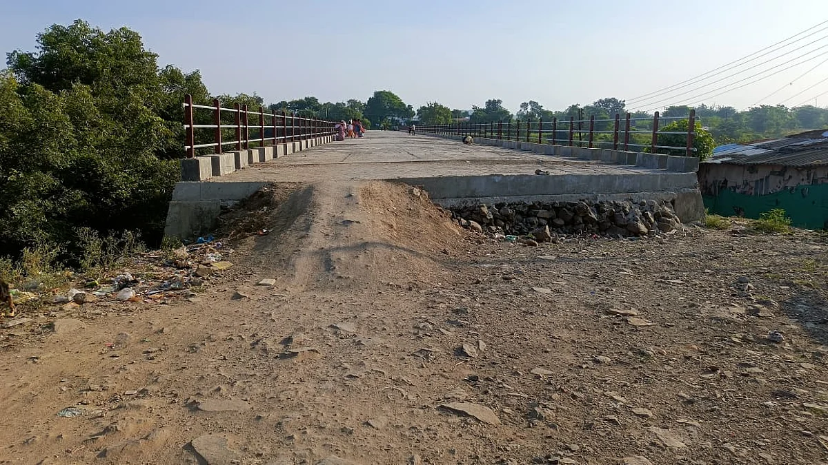 ओढ्याचा पूल उद्घाटनाच्या प्रतीक्षेत; सार्वजनिक बांधकाम विभागाचा अजब कारभार
