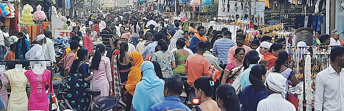 लक्ष्मी पूजनाच्या पुर्वसंध्येला बाजारपेठेत खरेदीसाठी गर्दी
