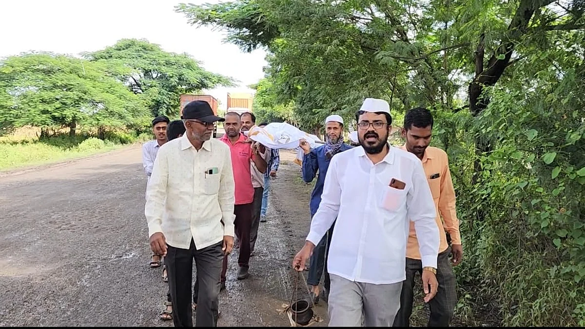 संतप्त नागरिकांनी काढली कोपरगाव-संगमनेर रस्त्याची प्रतिकात्मक अंत्ययात्रा