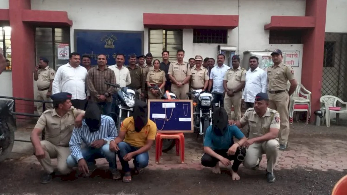 चार जबरी गुन्ह्यातील तीन सोनसाखळी चोर जेरबंद