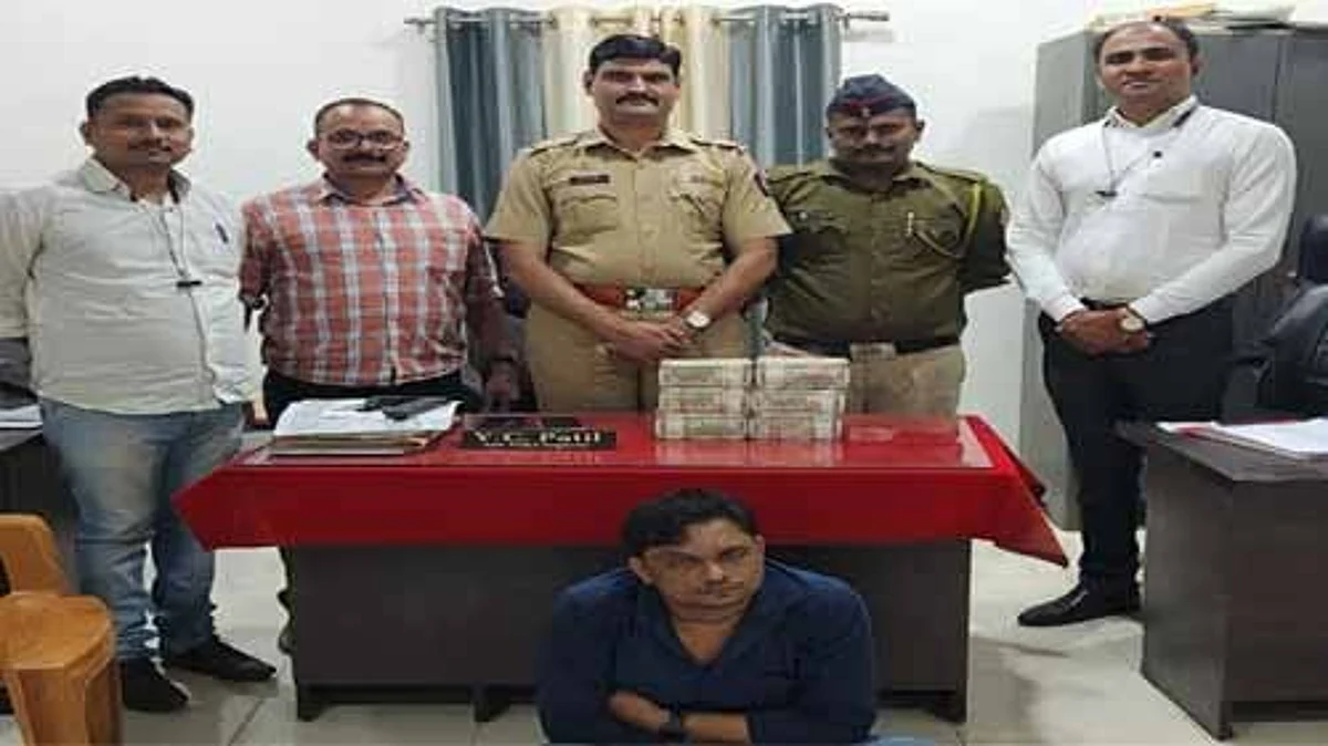 लाखो रुपयांसह चोरटा ताब्यात