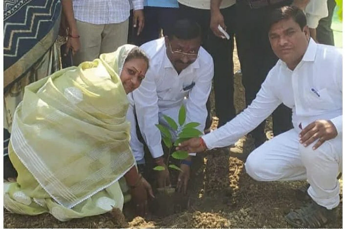 दहिवद येथे बिहार पॅटर्न अंतर्गत वृक्षारोपण