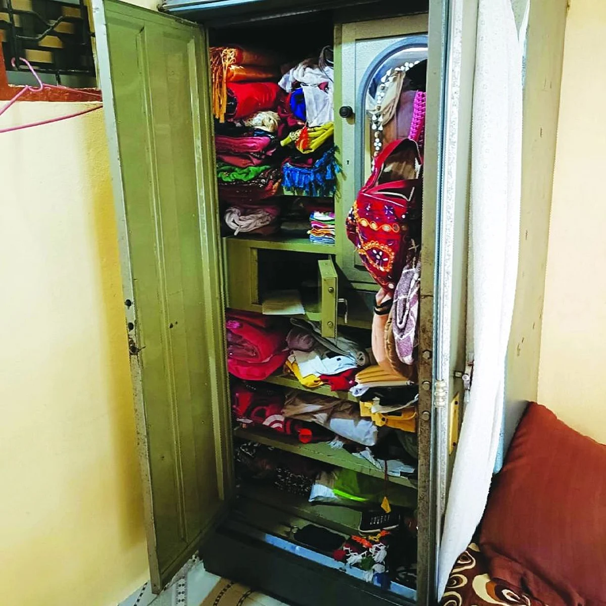 तळोदा येथे चार लाखांची चोरी