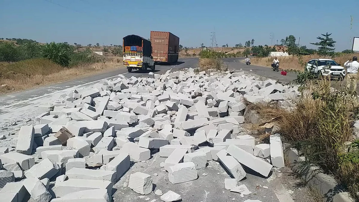 सिमेंट ब्लॉक घेऊन जाणारा ट्रक महामार्गावर पलटी !