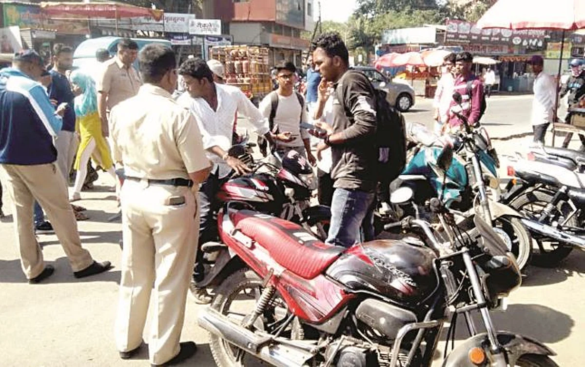 वाहनधारकांकडून हजारोंचा दंड वसूल; दुचाकीचोरीकडे मात्र दुर्लक्ष
