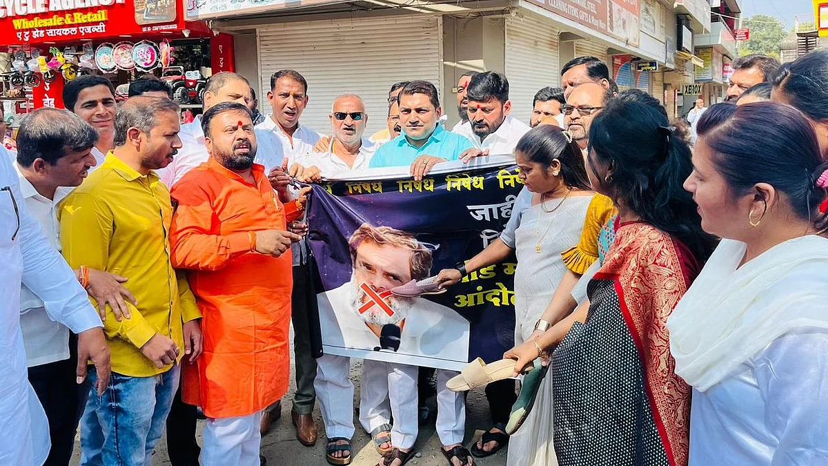 नाशकात बाळासाहेबांच्या शिवसेनेकडून राहुल गांधींच्या फोटोला 'जोडे मारो' आंदोलन