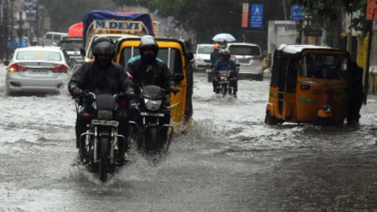PHOTO/VIDEO : मुसळधार पावसामुळे 'या' राज्यामध्ये शाळा-कॉलेजला सुट्टी, परीक्षा रद्द