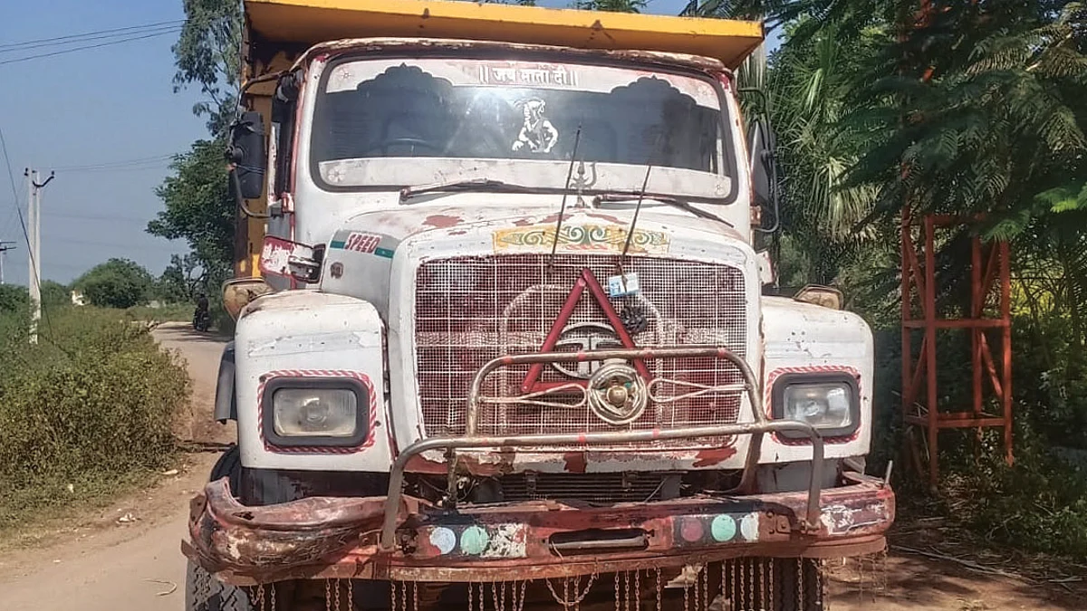 मुरुमाचा डंपर चालक व मालकाने पळविला