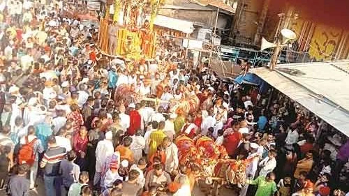 वाद्याच्या गजरात त्र्यंबकेश्वर रथ मिरवणूक