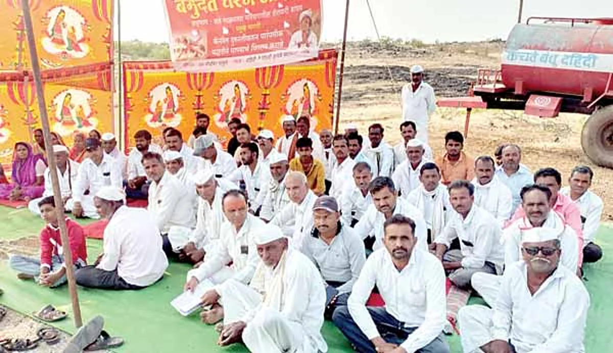 'या' कारणास्तव शेतकऱ्यांचे कुटुंबासह आंदोलन