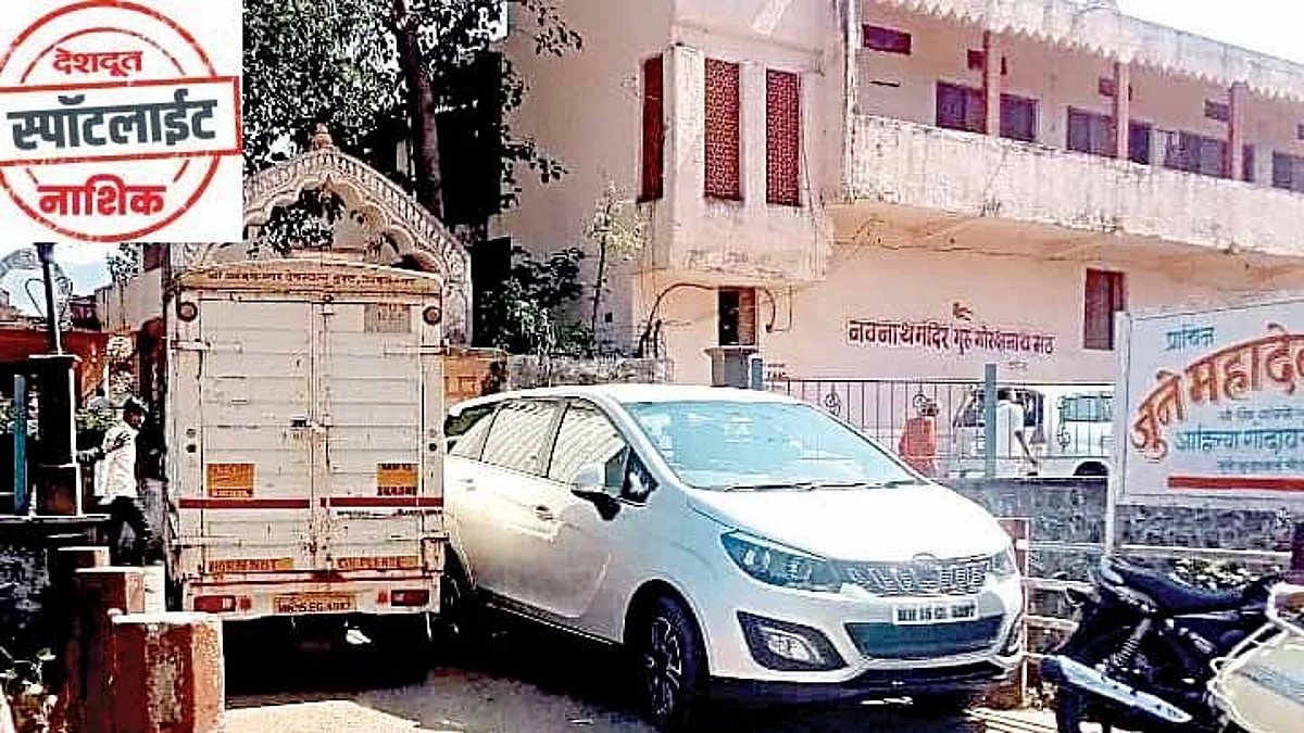 अस्ताव्यस्त वाहन पार्किंगमुळे त्र्यंबककर हैराण