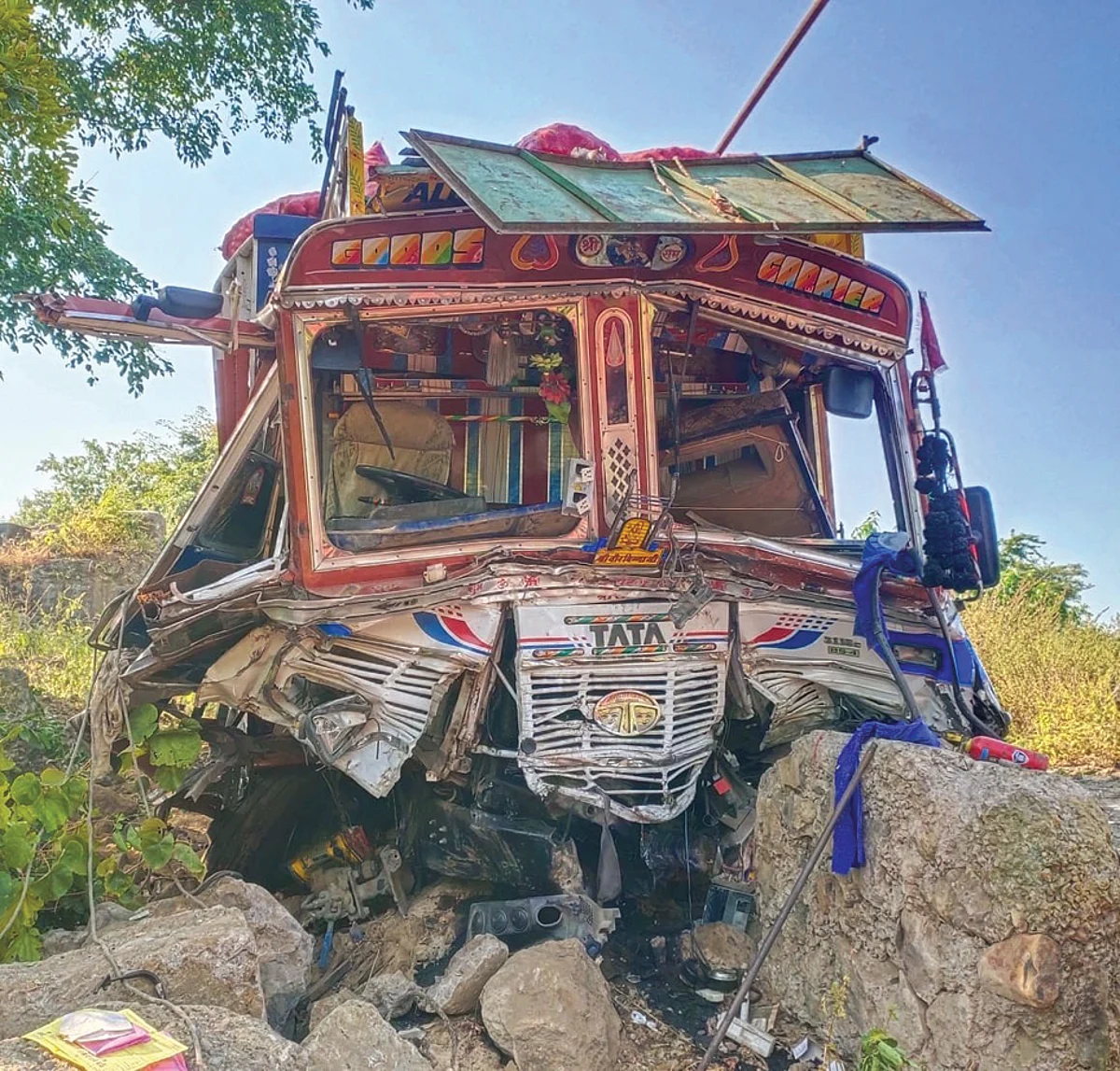 चरणमाळ घाटात पुन्हा अपघात, कांद्याचा ट्रक उलटल्याने चालक ठार