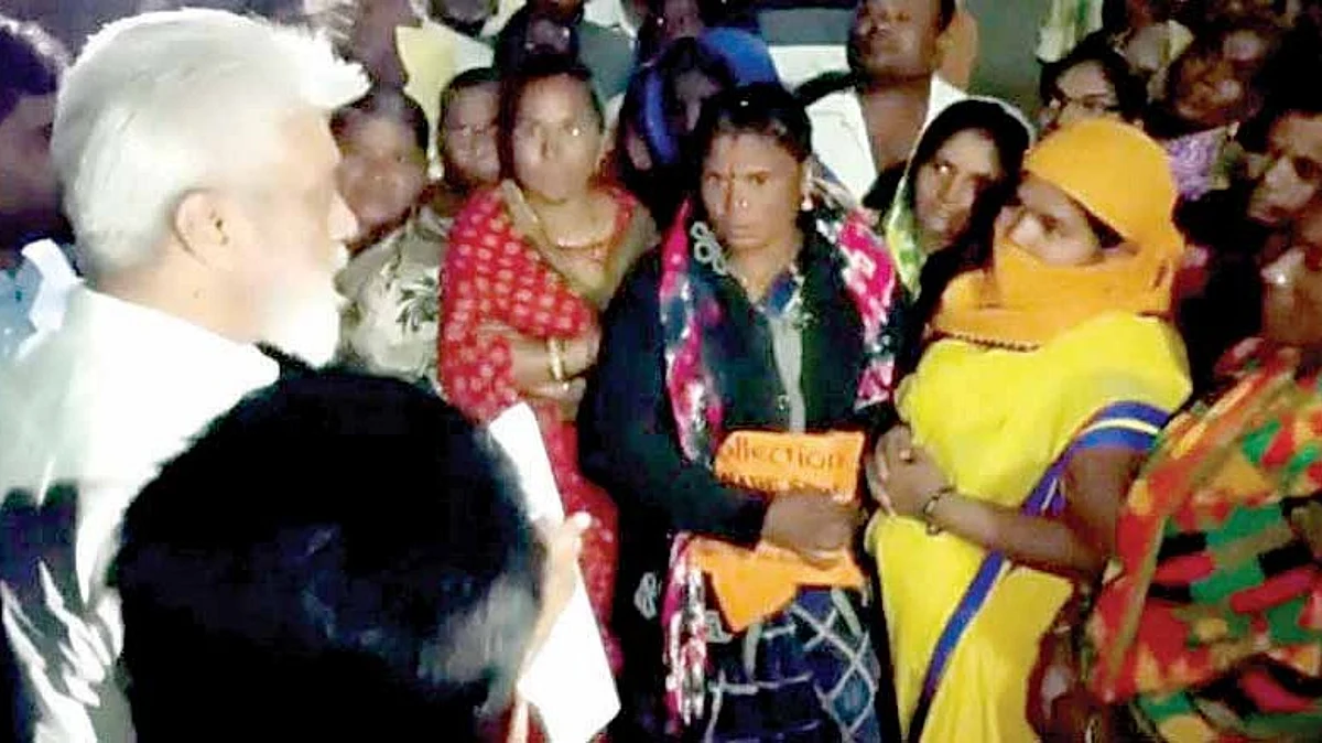 पालकमंत्र्यांना महिलांचा घेराव
