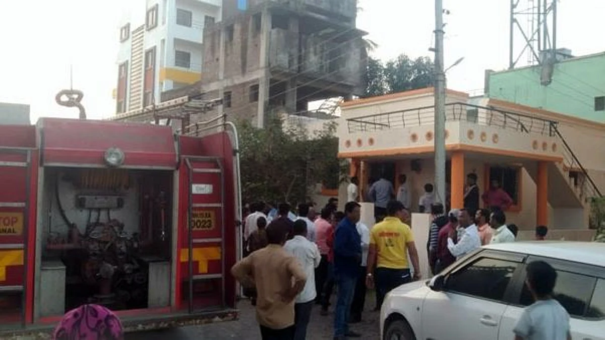 गॅस सिलेंडरच्या स्फोटात पती-पत्नी भाजले