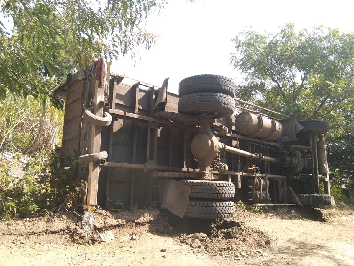 पोहेगाव डोर्हाळे रोडवर खड्ड्यांचा अंदाज न आल्याने ट्रक पलटी