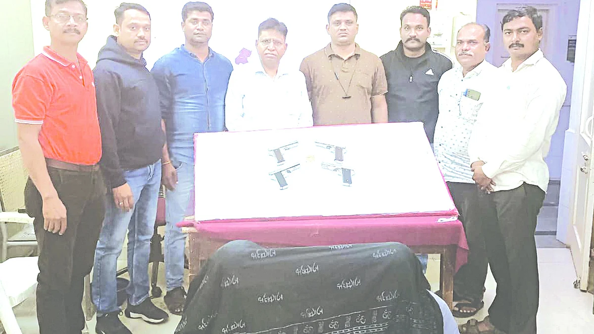 उमर्टीहून पिस्तूल नेणारी टोळी जेरबंद