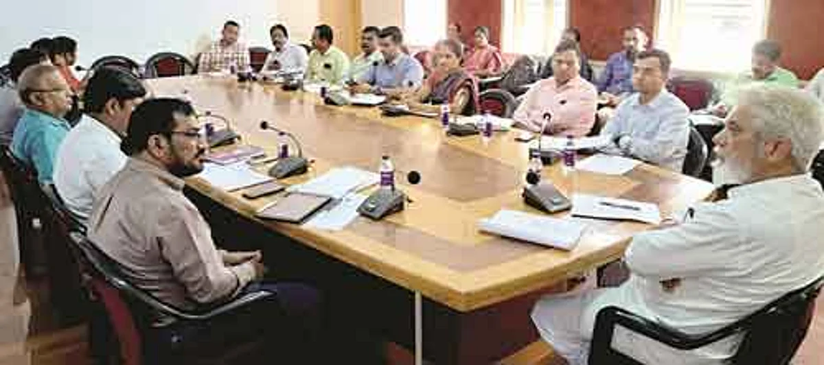 योजनांची माहिती तळागाळात पोहोचवा; पालकमंत्री दादा भुसेंचे निर्देश