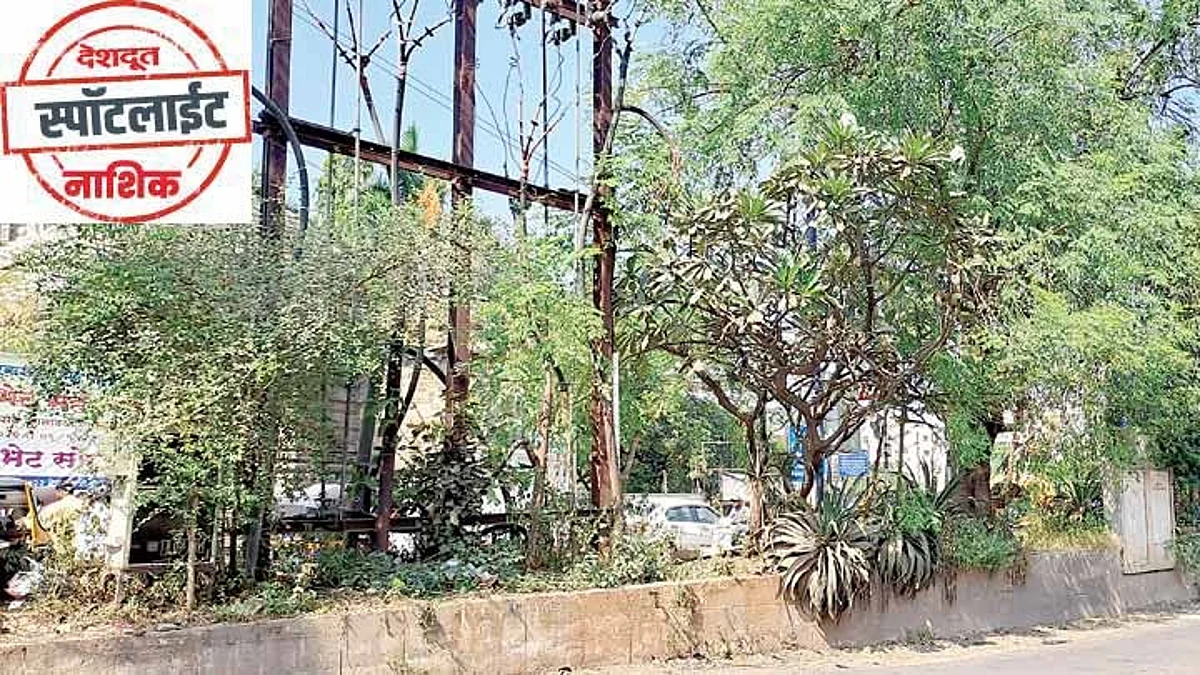 पुण्यश्लोक अहिल्याबाई होळकर पुलावरील वाहतूक बेटाची दुरवस्था
