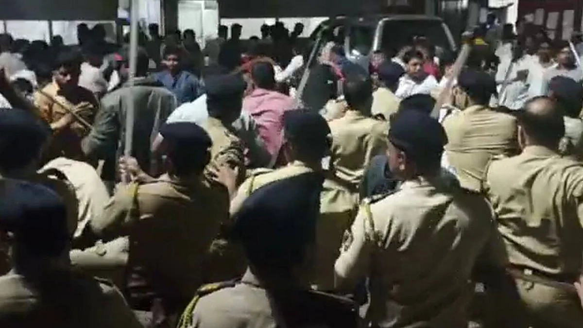 VIDEO : ठाण्यात शिंदे-ठाकरे गटात जोरदार राडा; पोलिसांकडून लाठीचार्ज