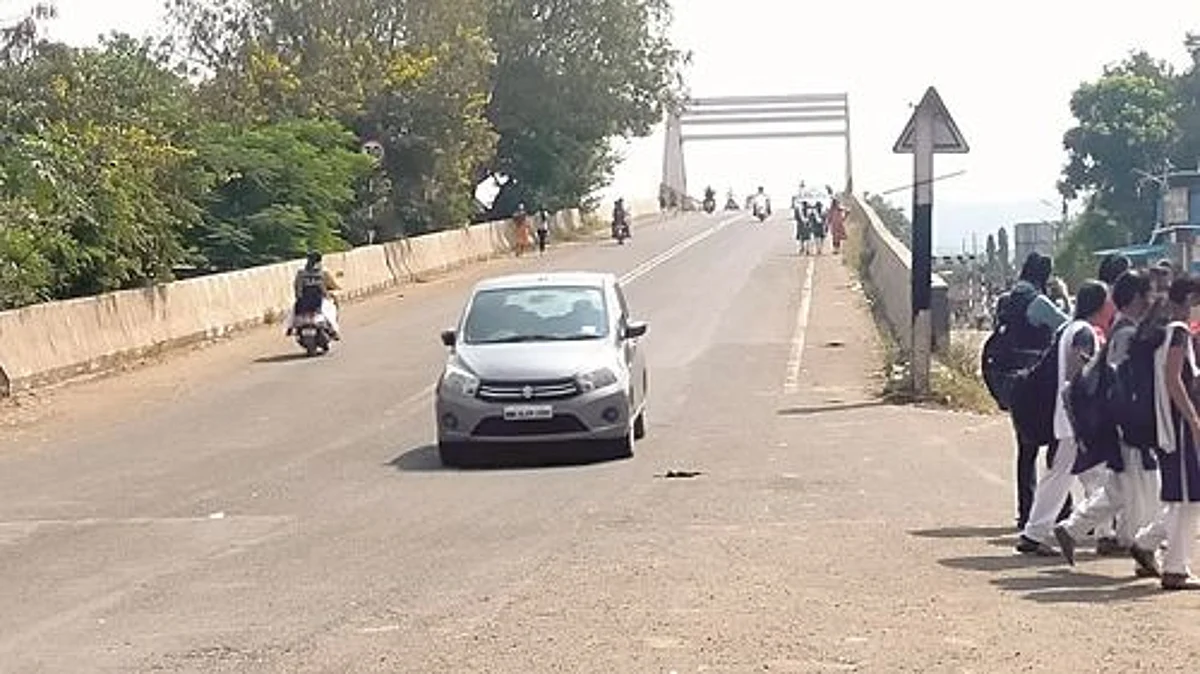 पथदीपांअभावी रेल्वे पुलावर अपघातांत वाढ