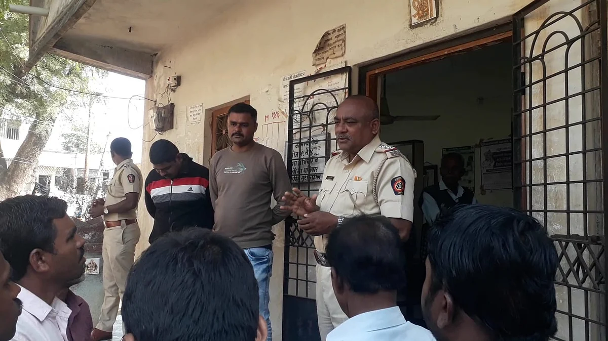 जेडीसीसी बँकेचे कुलुप तोडले