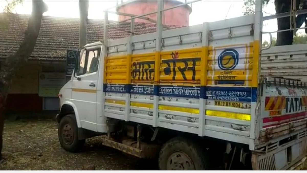 अवैध गॅस भरताना पोलिसांचा छापा