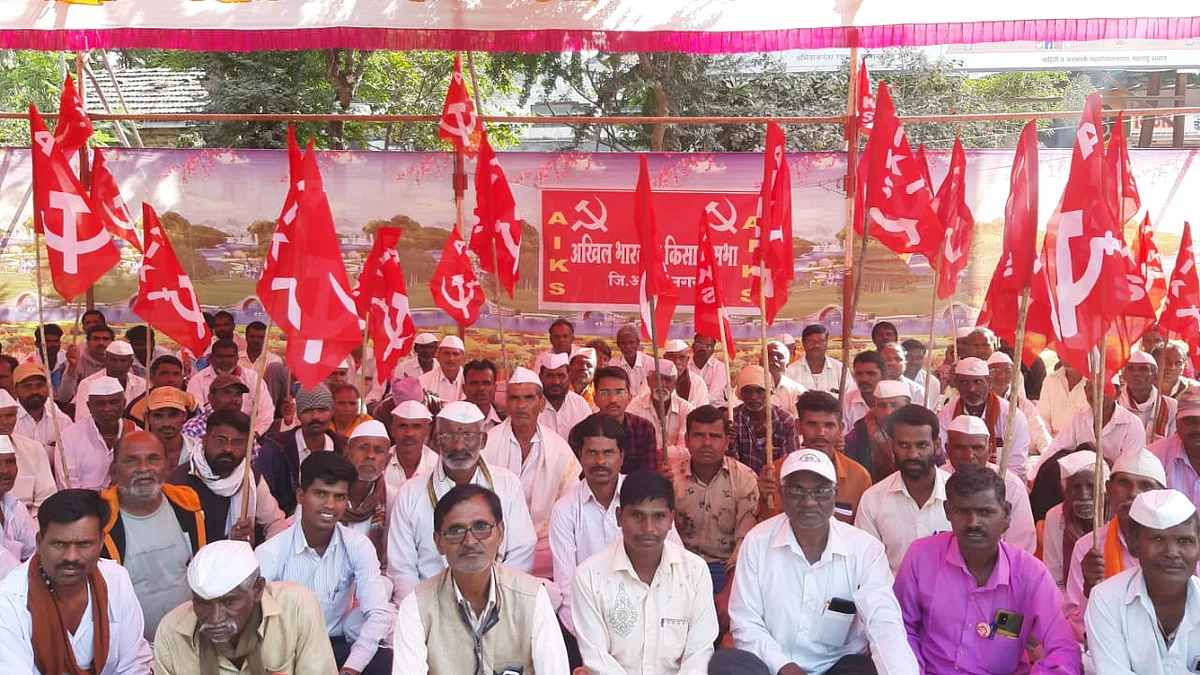 कर्जमाफी व गायरान जमीन प्रश्नी अकोले येथे धरणे आंदोलन सुरु